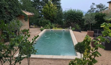 Création de piscine enterrée et pose de margelle en pierre naturelle de Coulmier à Caluire-et-Cuire 
